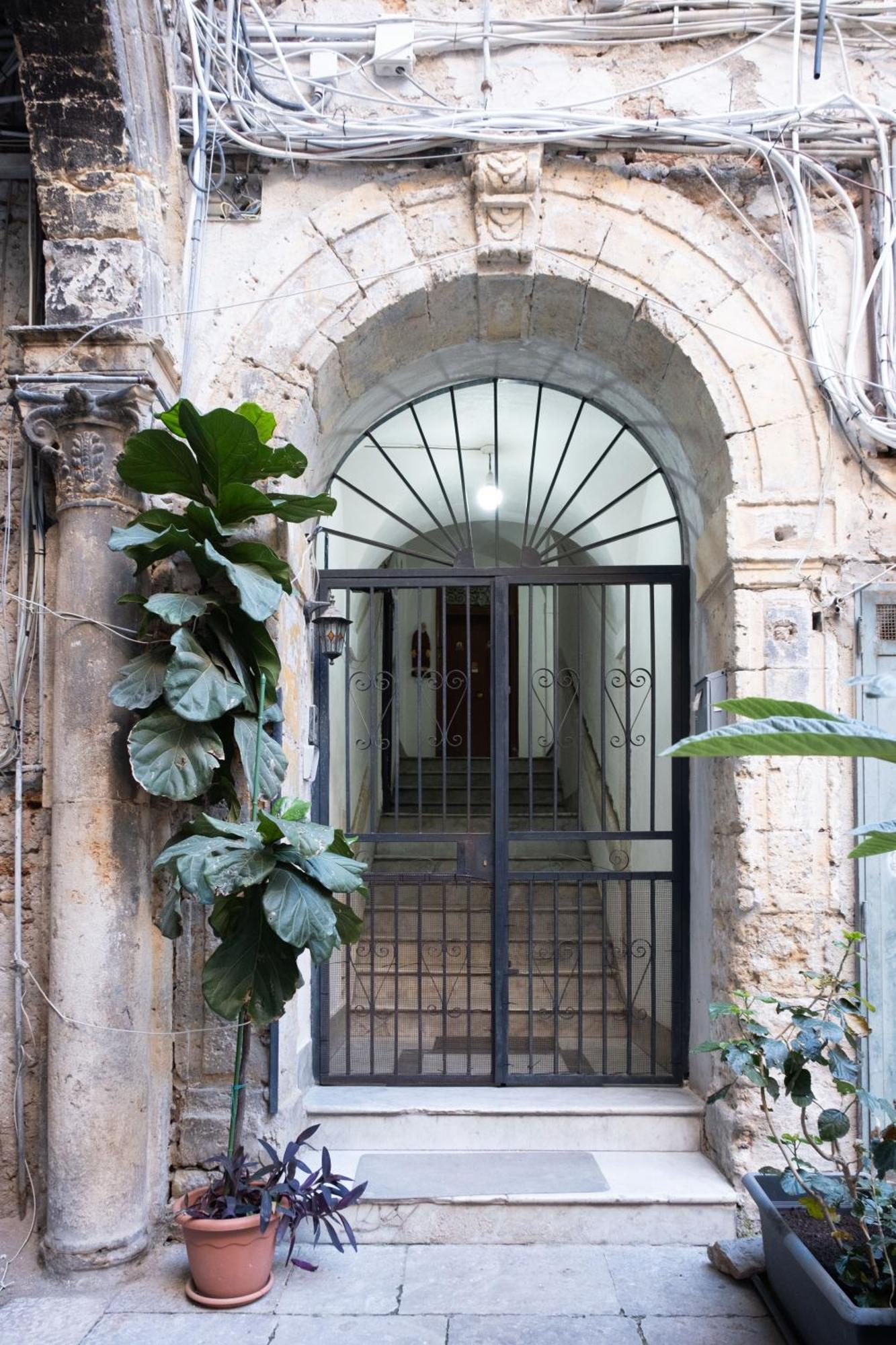 Sopra i tetti di Ballarò Palermo Esterno foto