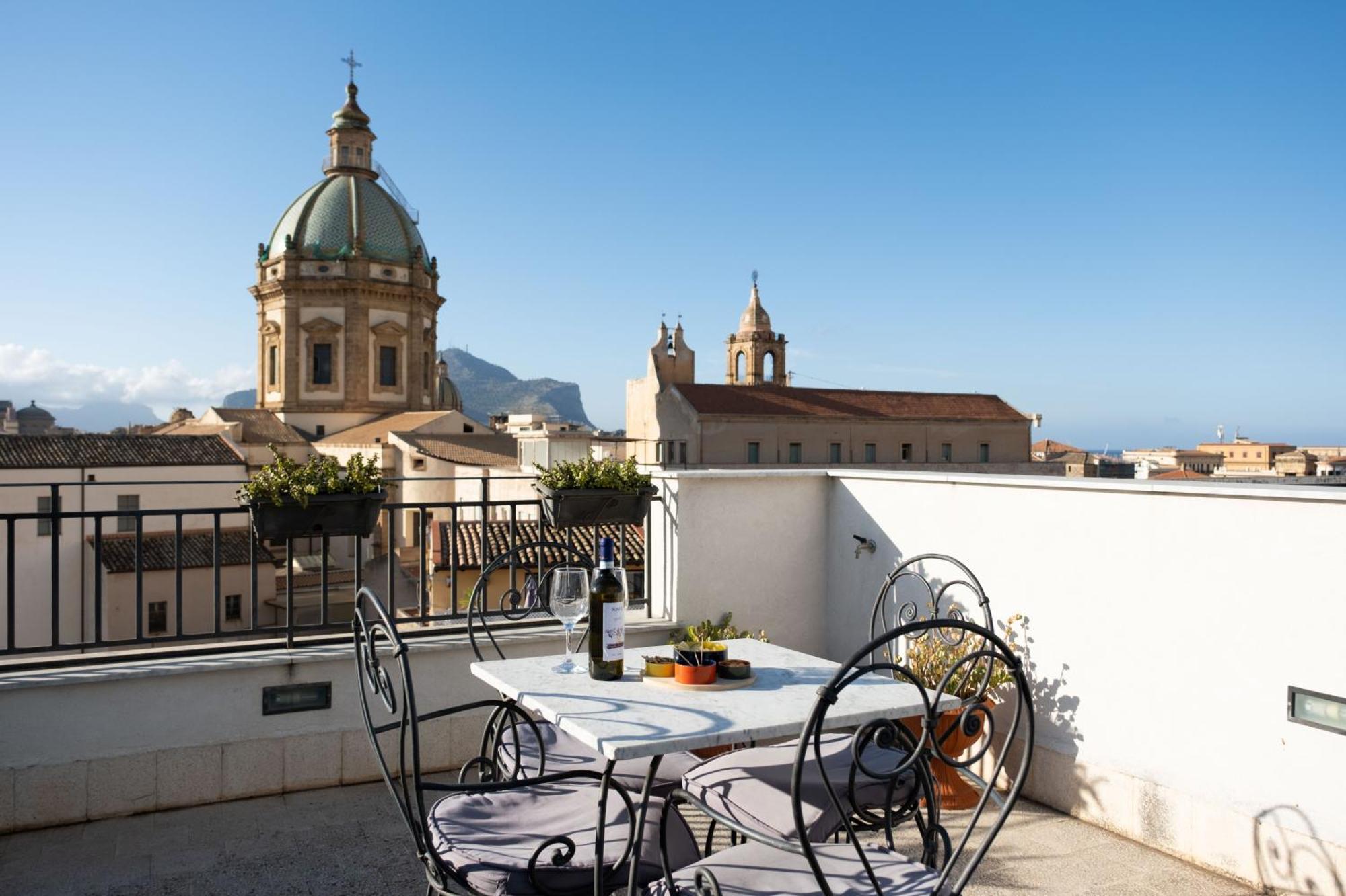 Sopra i tetti di Ballarò Palermo Esterno foto